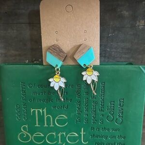 NWT Aqua daisy earrings.